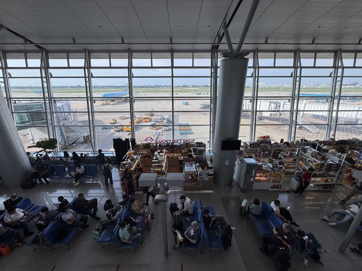 These huge windows were amazing for planespotting