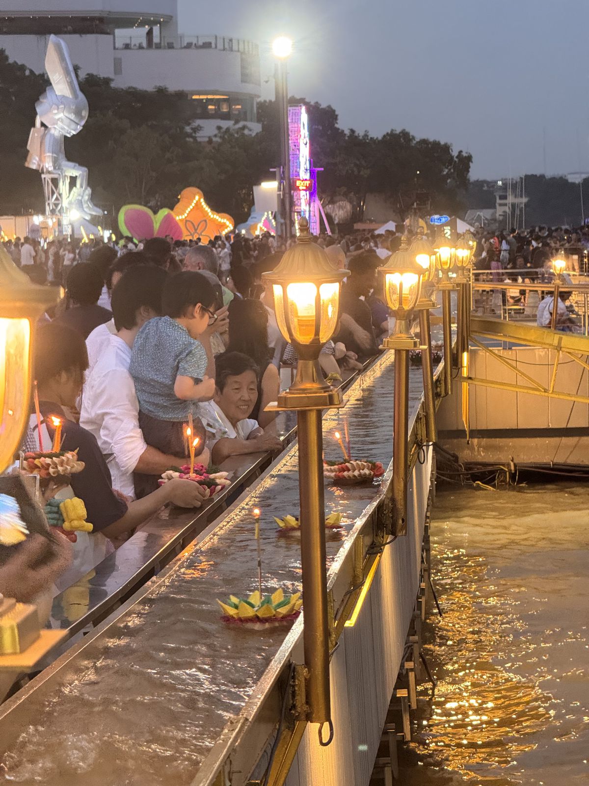 Krathong chute