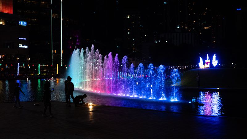 Dancing fountain, admirers